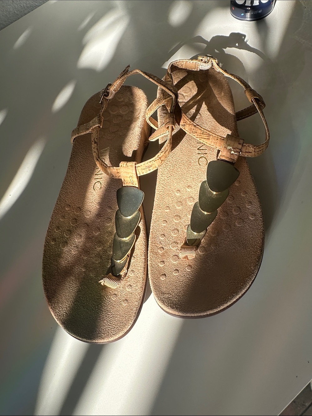 Vionic Tan Metallic Accent Thong Sandals Women’s Size 6 Orthotic Comfort